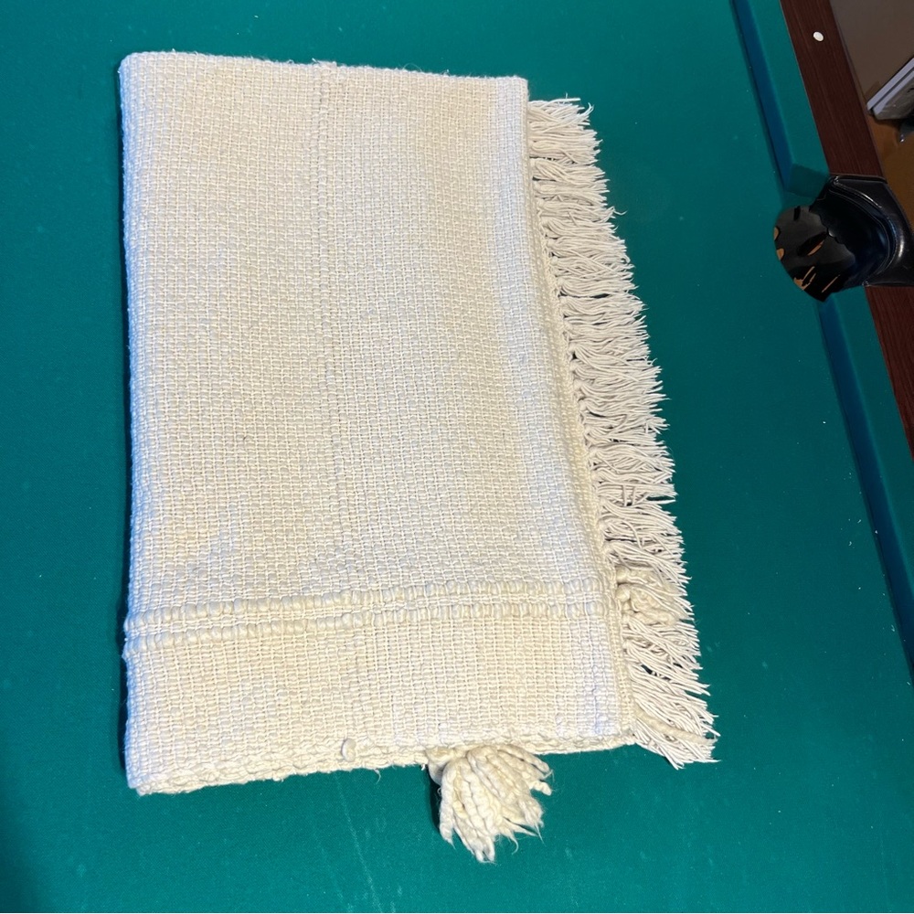 Textured cotton/acrylic Throw Blanket with fringe is 60 x 48“ - Picture 8 of 10